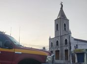 Após 13 horas, homem segue no topo da igreja de Santo Antônio, em Arapiraca
