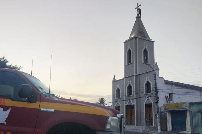 Após 13 horas, homem segue no topo da igreja de Santo Antônio, em Arapiraca
