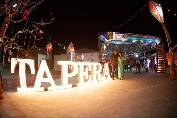 Cenário da festa tem encantado o clima junino no Sertão, diz o prefeito Jarbas Ricardo que aparece na foto com a primeira-dama Nara