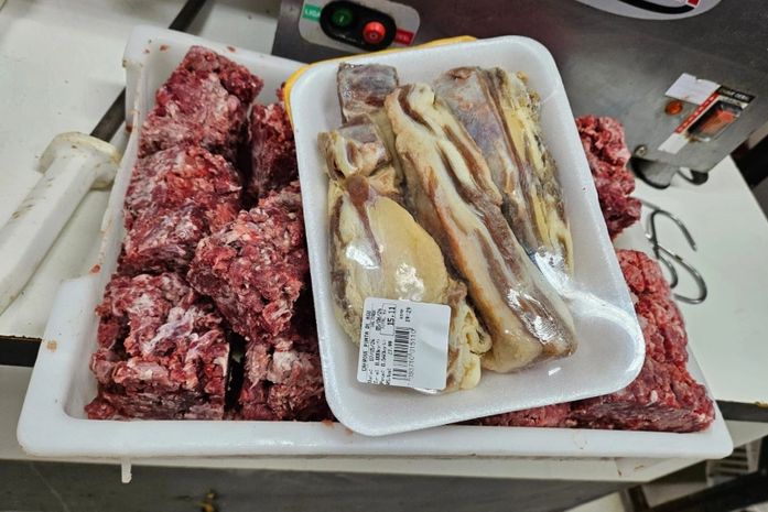 Fiscalização apreende 120 kg de carnes estragadas em supermercado da capital