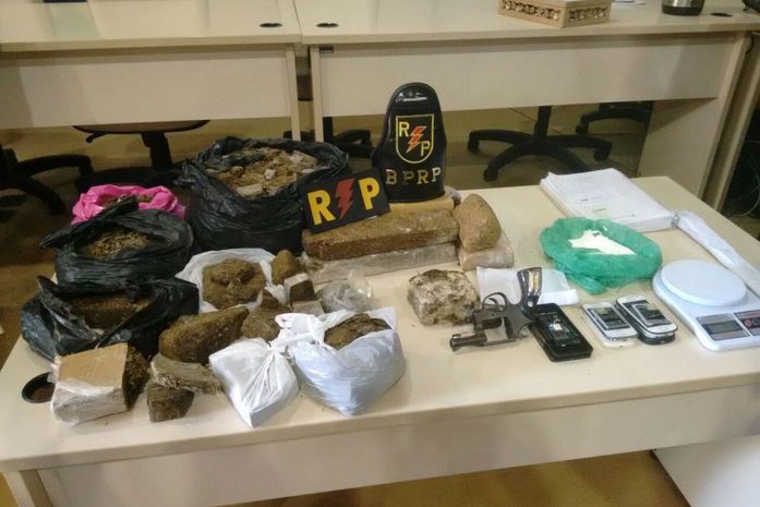 Suspeito de homicídios é preso com R$ 25 mil em drogas