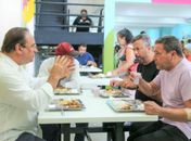 Na companhia do prefeito Luciano Barbosa, Wanderley Luxemburgo almoça no restaurante popular Jerimum