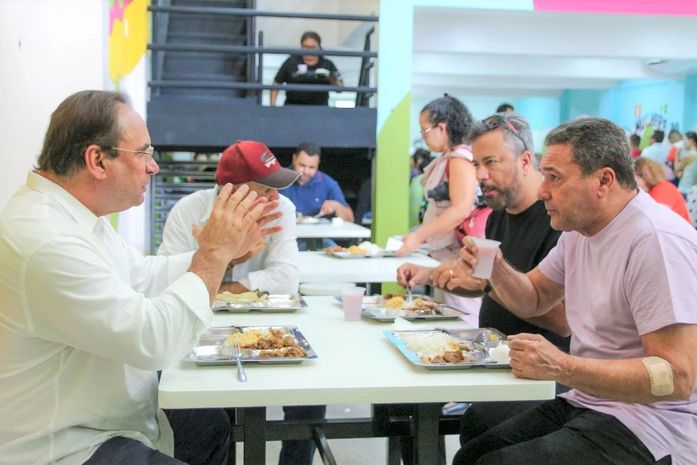 Na companhia do prefeito Luciano Barbosa, Wanderley Luxemburgo almoça no restaurante popular Jerimum