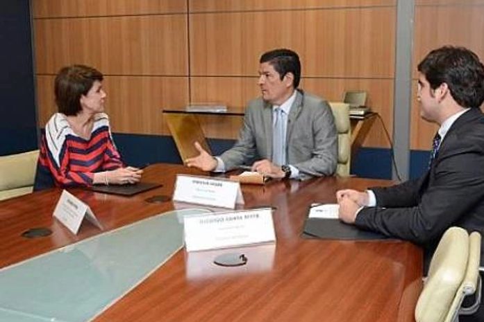 Secretária Jeanine Pires reunida com o ministro do Turismo, Vinícius Lages, na sede do ministério, em Brasília