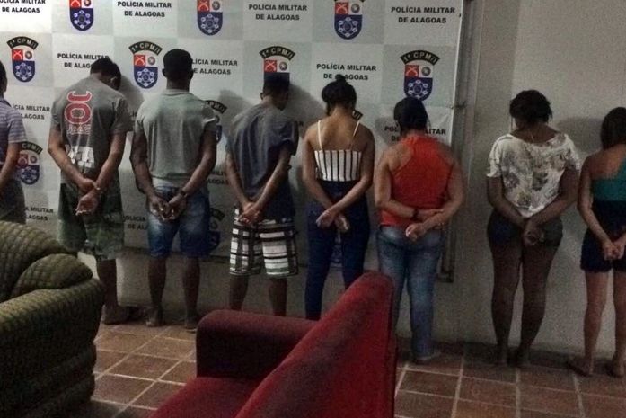 Cinco pessoas são presas e três menores apreendidos por tráfico de maconha e crack