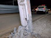 Após ser "fechado" por outro carro, motorista desvia e veículo atinge poste no Agreste