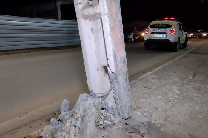 Após ser "fechado" por outro carro, motorista desvia e veículo atinge poste no Agreste