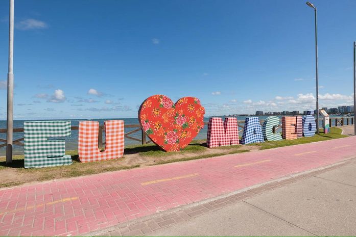 Faixas de pedestres e totem “Eu Amo Maceió” entram no clima junino em Maceió
