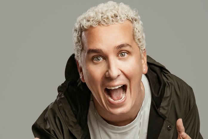 Pronto para surpreender, humorista Rafael Portugal faz show em Maceió
