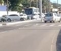 Condutor foge após acidente e deixa táxi atravessado na pista em Jacarecica; veja vídeo