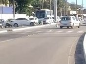 Condutor foge após acidente e deixa táxi atravessado na pista em Jacarecica; veja vídeo