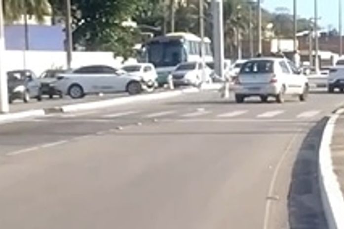 Condutor foge após acidente e deixa táxi atravessado na pista em Jacarecica; veja vídeo