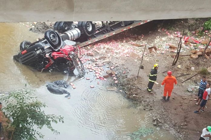 Caminhão de carga tomba e motorista morre em São Sebastião