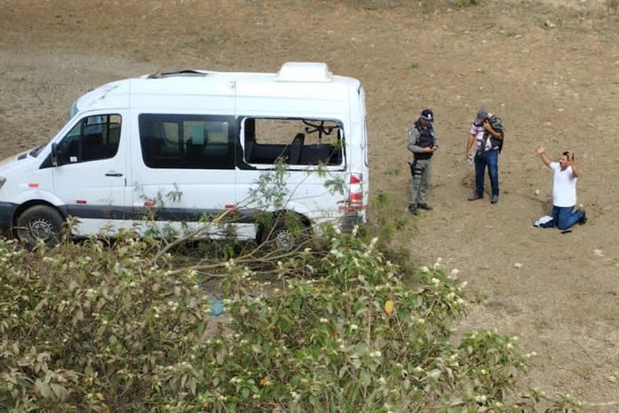 Van de transporte complementar capota com nove passageiros na AL-220