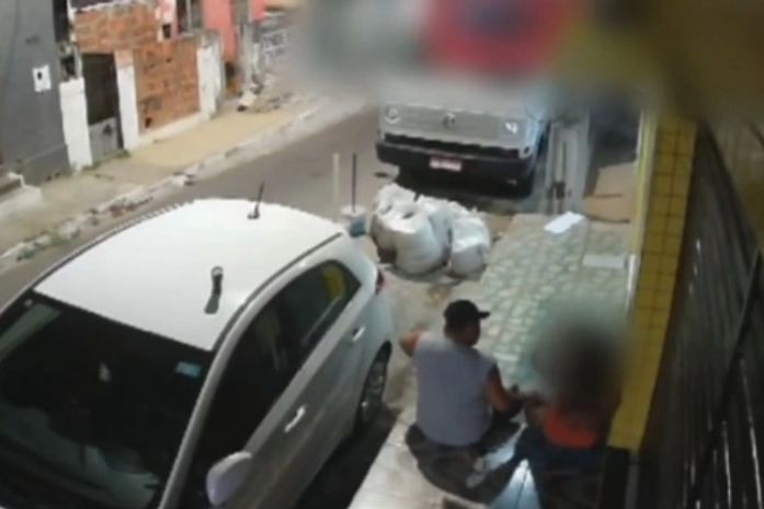 Mulher sofre tentativa de estupro e é agredida na calçada de sua casa, no Jacintinho