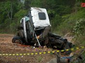 Condutor morre após carreta de usina de açúcar tombar na BR-101, em Jequiá da Praia