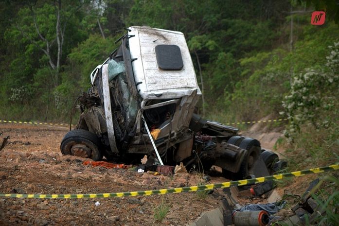 Condutor morre após carreta de usina de açúcar tombar na BR-101, em Jequiá da Praia