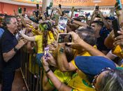 Apoiadores recepcionam Bolsonaro e Michele no Aeroporto Zumbi dos Palmares, em Maceió