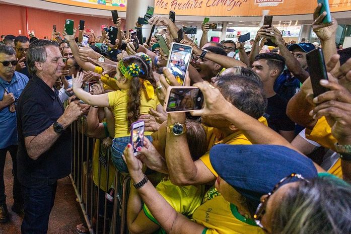 Apoiadores recepcionam Bolsonaro e Michele no Aeroporto Zumbi dos Palmares, em Maceió