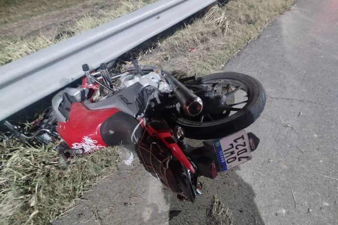 Motociclista morre e passageiro fica ferido após colidir com mureta na AL-101 Sul