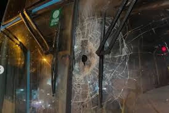 Ônibus do CSE é atacado por supostos torcedores do ASA na AL-115 em Arapiraca