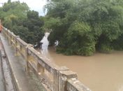Vídeo: após alerta de chuvas mais intensas no litoral, moradores deixam residências