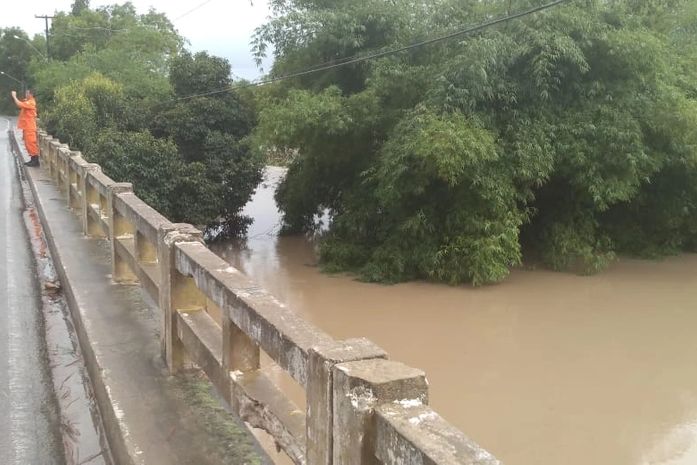Vídeo: após alerta de chuvas mais intensas no litoral, moradores deixam residências