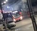 Confrontos após partida de futebol deixam torcedores feridos e ônibus depredado em Maceió; veja o vídeo 