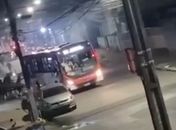 Confrontos após partida de futebol deixam torcedores feridos e ônibus depredado em Maceió; veja o vídeo