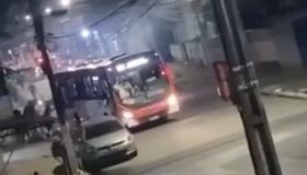 Confrontos após partida de futebol deixam torcedores feridos e ônibus depredado em Maceió; veja o vídeo