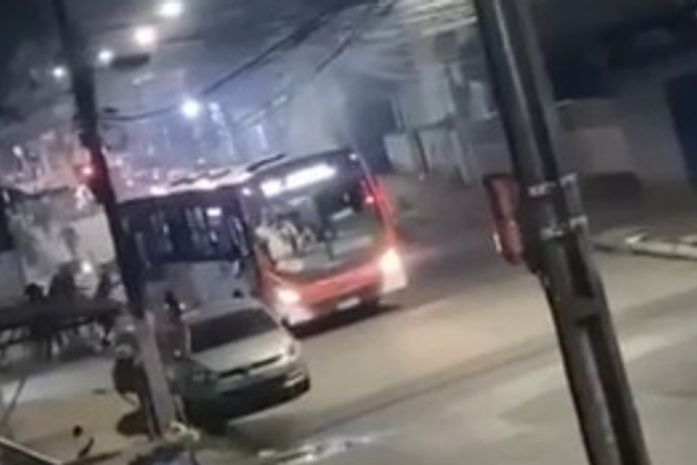 Confrontos após partida de futebol deixam torcedores feridos e ônibus depredado em Maceió; veja o vídeo 