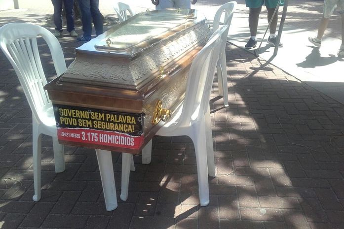 Sindpol promove “sepultamento da segurança pública” e dispara contra secretário e governador