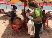 Ação do projeto Nossa Praia  conscientiza banhistas na Ponta Verde