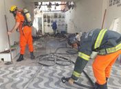 Grande parte de uma funerária foi destruída