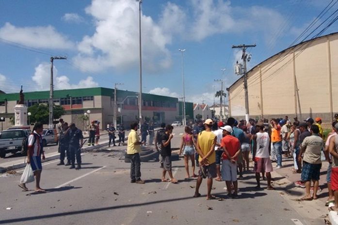 Moradores da antiga Vila dos Pescadores interditaram avenida no Jaraguá