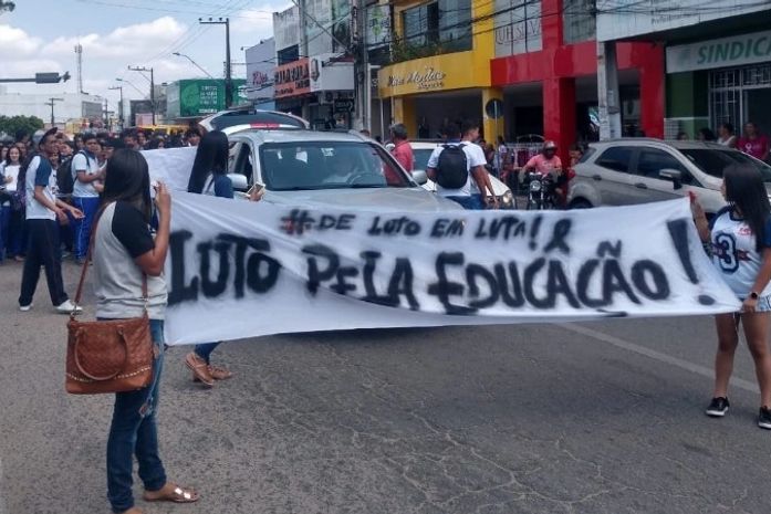 Estudantes da rede estadual realizam manifestação no centro de Arapiraca