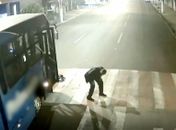 Motociclista sai ileso após parar embaixo de ônibus durante acidente em cruzamento; vídeo