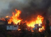 Incêndio destruiu pelo menos 120 casas em Valparaíso, no Chile. Causas ainda são desconhecidas.