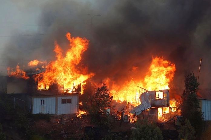 Incêndio destruiu pelo menos 120 casas em Valparaíso, no Chile. Causas ainda são desconhecidas.
