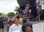 Vídeo: chefe de gabinete do prefeito de Junqueiro é flagrado supostamente saqueando carga na BR-101