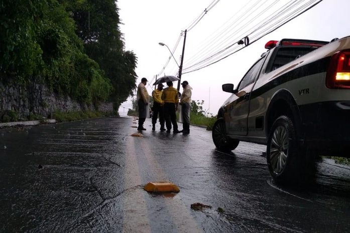 Veja como fica o tráfego de veículos na Ladeira de Fernão Velho após bloqueio parcial