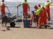 Material descartado na praia de Ipioca começa a ser retirado