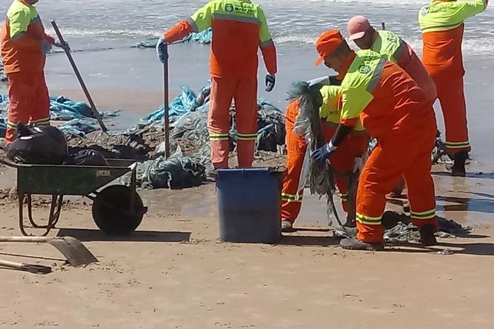 Material descartado na praia de Ipioca começa a ser retirado
