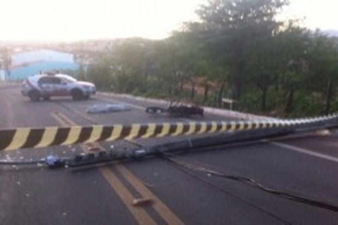 Criança morre após condutor de moto perder controle do veículo e colidir contra poste