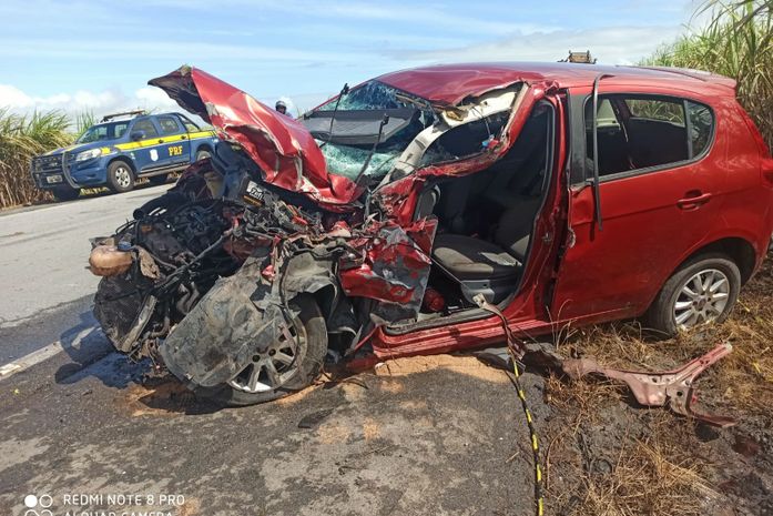 Colisão envolvendo carro e caminhão dos Correios deixa uma pessoa ferida na BR-424