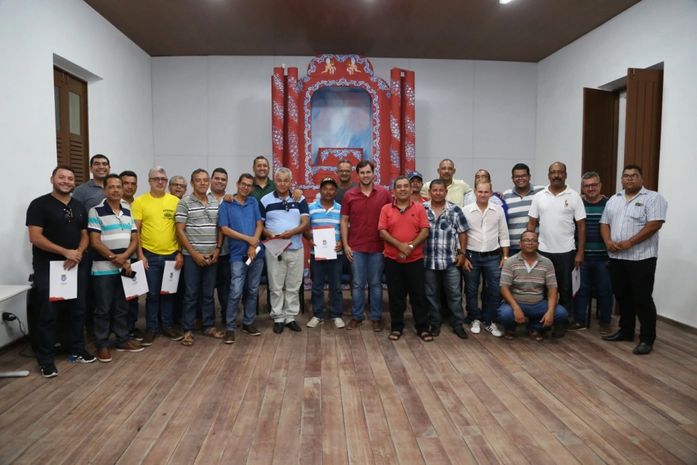 Prefeitura entrega Alvarás de regularização do Transporte Escolar, Taxista e Mototaxista