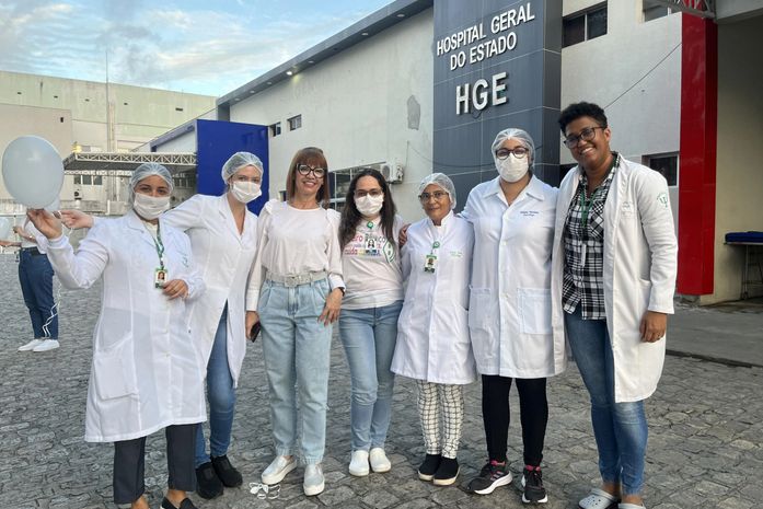 Balões brancos são soltos na frente do HGE para atentar a população sobre saúde mental
