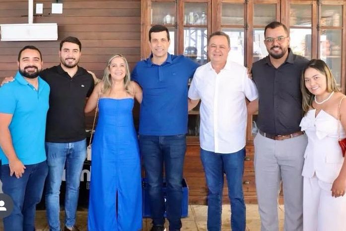 Prefeito prestigia confraternização da AMA ladeado da prefeita e vice; eleitos com seu apoio