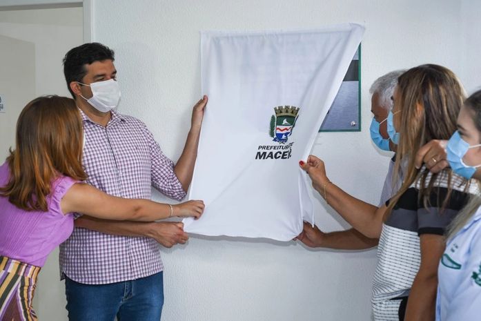 Prefeito Rui Palmeira entrega nova pediatria do PAM Salgadinho