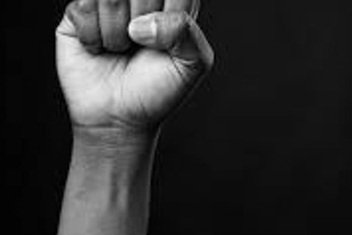 Sim, estamos sós.
Quantas lutas, ainda, temos que lutar?